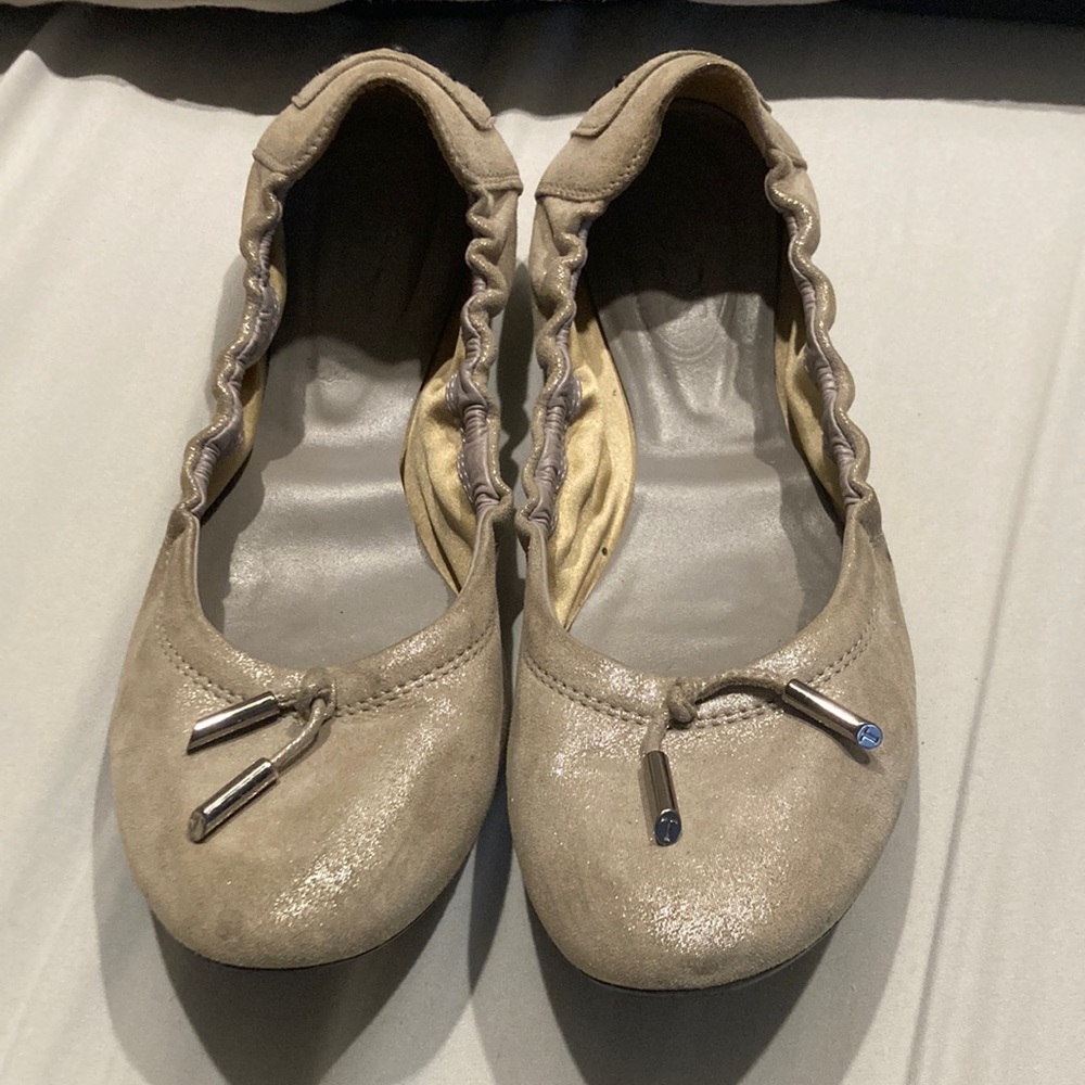 Silver Tod’s ballet shoe with decoration tassel